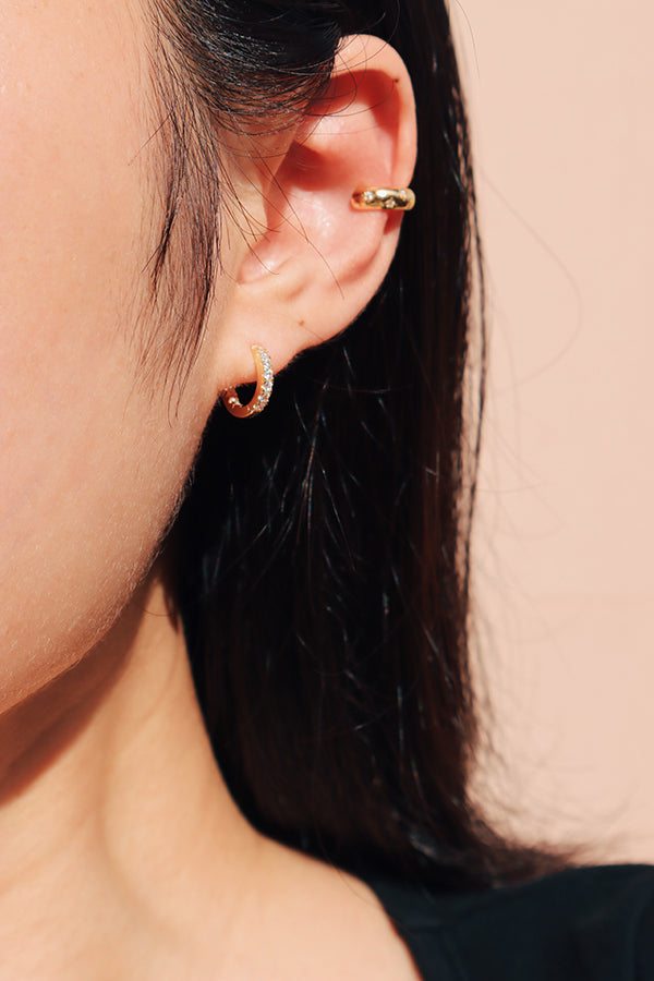 女性配戴經典日常純銀鍍金小圈耳環展示細節