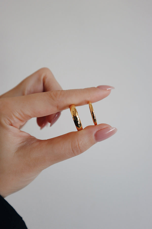 Model holding two types of gold rings