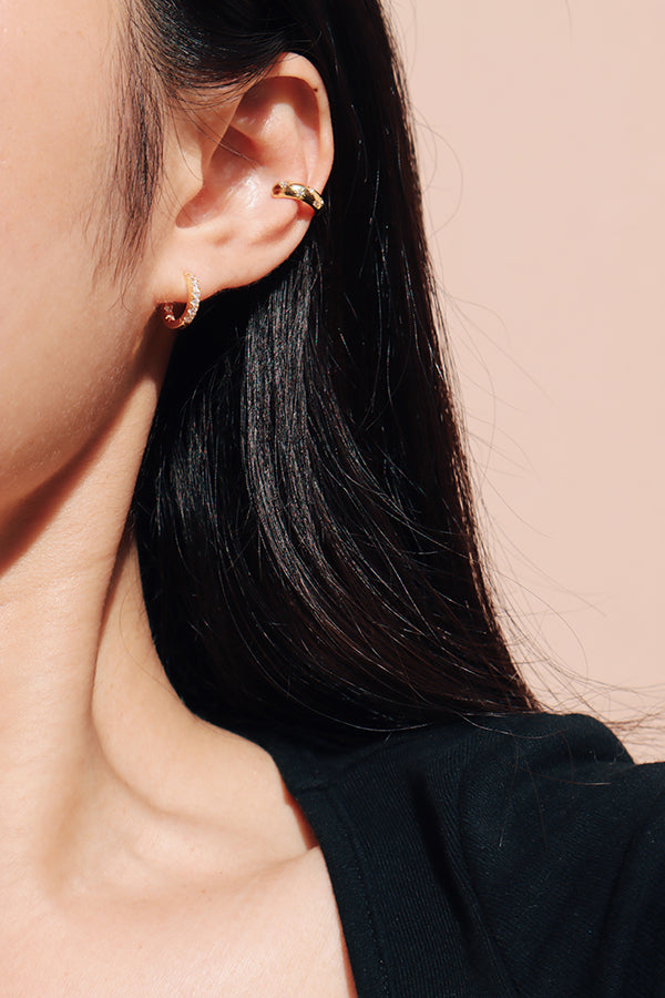 女孩配戴小巧鑽圈金色耳環搭配星光耳骨夾打造獨特個人風格