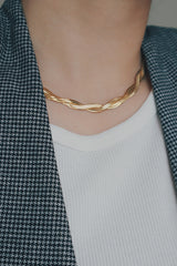 Detail of an 18K gold-plated necklace by SH & Co. Jewelry, featuring a delicate and refined design that enhances a sophisticated look.