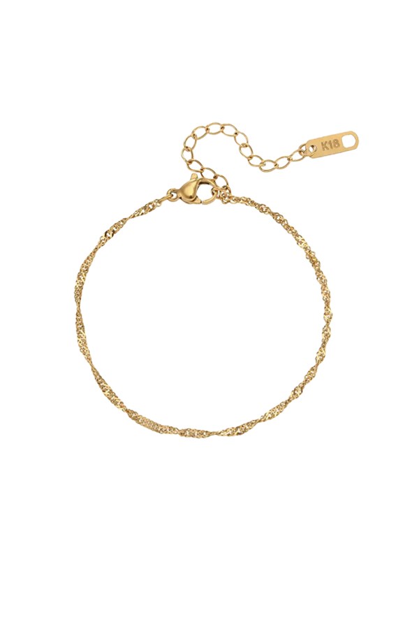 Close-up of a golden Singapore chain bracelet from Kylee's collection, featuring a detailed chain design and a comfortable fit.